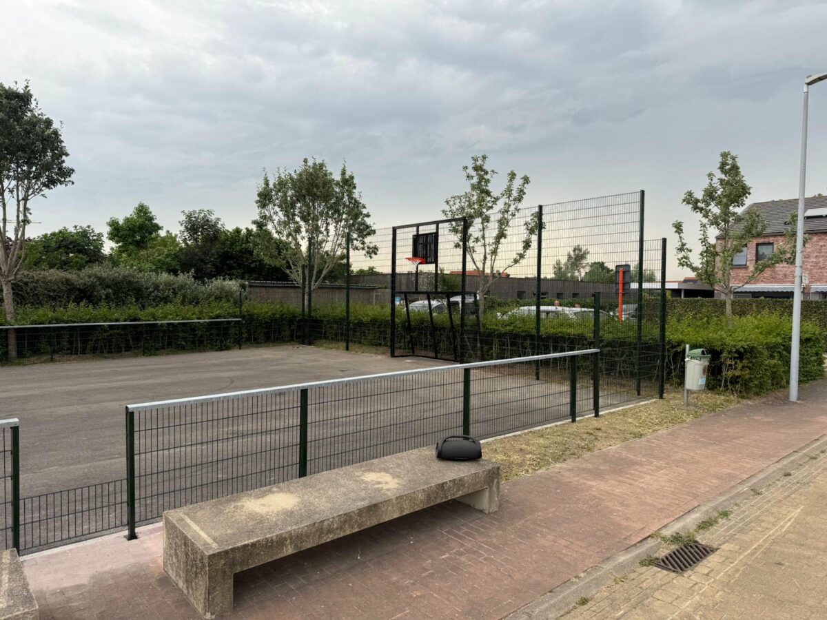 Geluidsarme pannakooi geplaatst in Oudenburg (België) 4 Volledig gemonteerde pannakooi in RAL 9005 zwart met voetbaldoelen en basketbalvoorzieningen